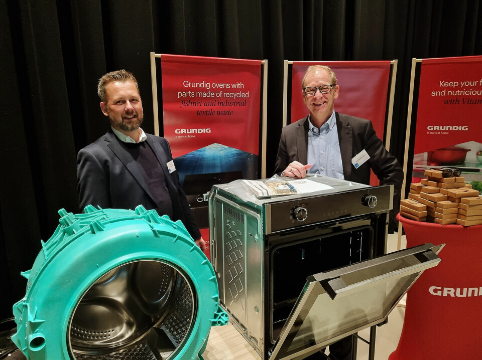 Jarle Hjeltnes (t. v.) og Per Endsjø fra Grundig hadde blant annet med en vaskemaskintrommel av resirkulert plast. Foto: Jan Røsholm