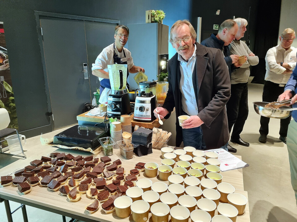 Øivind Eriksen fra NEL fikk både kake og varm suppe laget med blenderen Bosch VitaBoost, av BSH-kokk Øyvind Mebostad. Foto: Jan Røsholm