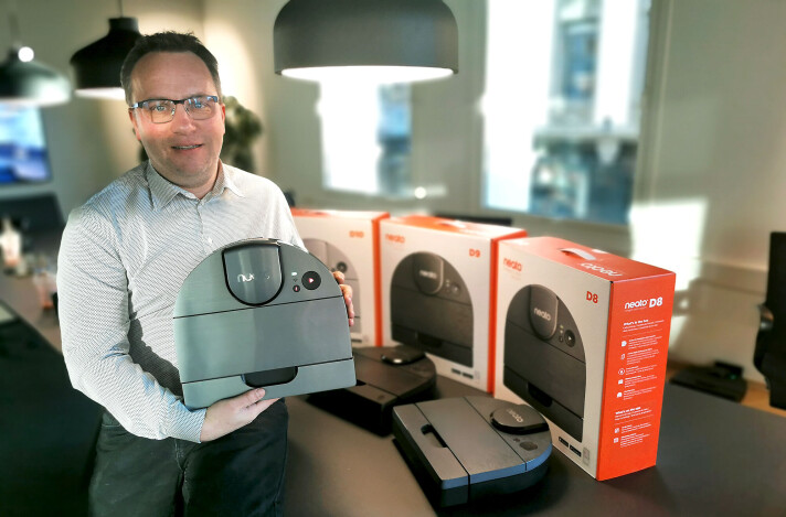 – Med D-formen kommer Neato seg inn i hjørnene, sier Vidar Elshøy i Neato Robotics. Foto: Stian Sønsteng – Med D-formen kommer Neato seg inn i hjørnene, sier Vidar Elshøy i Neato Robotics. Foto: Stian Sønsteng