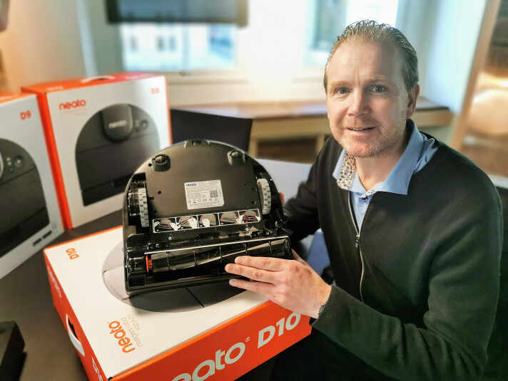 Thomas Børde i Neato Robotics viser den 28 centimeter brede Helix Multi-Surface hovedbørste på D10. Foto: Stian Sønsteng Thomas Børde i Neato Robotics viser den 28 centimeter brede Helix Multi-Surface hovedbørste på D10. Foto: Stian Sønsteng