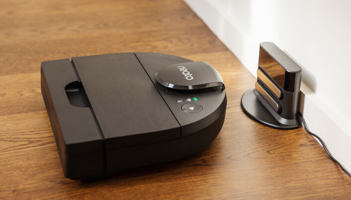 Neato D9 rygger tilbake til ladebasen. Batteritiden på denne modellen er 200 minutter. Foto: Neato Neato D9 rygger tilbake til ladebasen. Batteritiden på denne modellen er 200 minutter. Foto: Neato