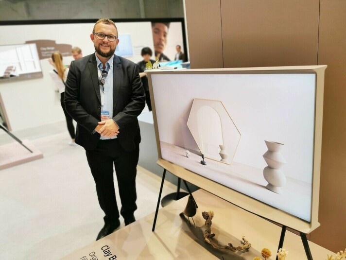 Knut Eirik Rørnes, nordisk produktspesialist hos Samsung, kan ikke si noe om når en eventuell oled-modell kommer på det norske markedet. Her ved lanseringen av The Serif i 2019. Foto: Stian Sønsteng Knut Eirik Rørnes, nordisk produktspesialist hos Samsung, kan ikke si noe om når en eventuell oled-modell kommer på det norske markedet. Her ved lanseringen av The Serif i 2019. Foto: Stian Sønsteng