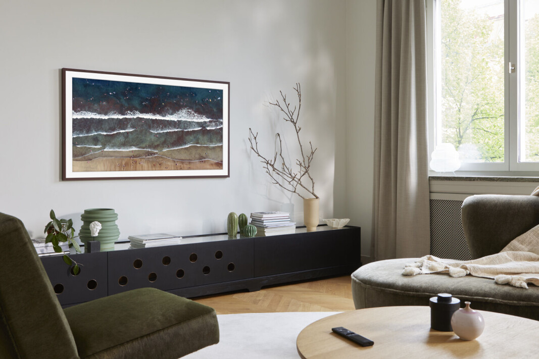 Samsungs kunst-TV The Frame har fått et nytt og matt filter på toppen, slik at det ikke blir noen form for gjenskinn i skjermen. Foto: Samsung Samsungs kunst-TV The Frame har fått et nytt og matt filter på toppen, slik at det ikke blir noen form for gjenskinn i skjermen. Foto: Samsung