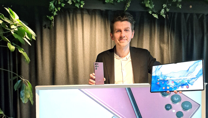 Nøkkelkundesjef Petter Worum Daling i Samsung med Galaxy S22 Ultra og Galaxy Tab S8 Ultra. Foto: Samsung Nøkkelkundesjef Petter Worum Daling i Samsung med Galaxy S22 Ultra og Galaxy Tab S8 Ultra. Foto: Samsung
