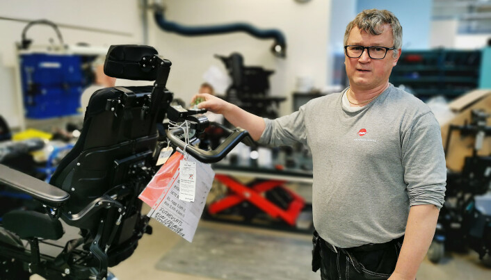 Pål Bruflat tilpasser en Permobil F3, som både kan brukes ute og inne. Foto: Stian Sønsteng Pål Bruflat tilpasser en Permobil F3, som både kan brukes ute og inne. Foto: Stian Sønsteng