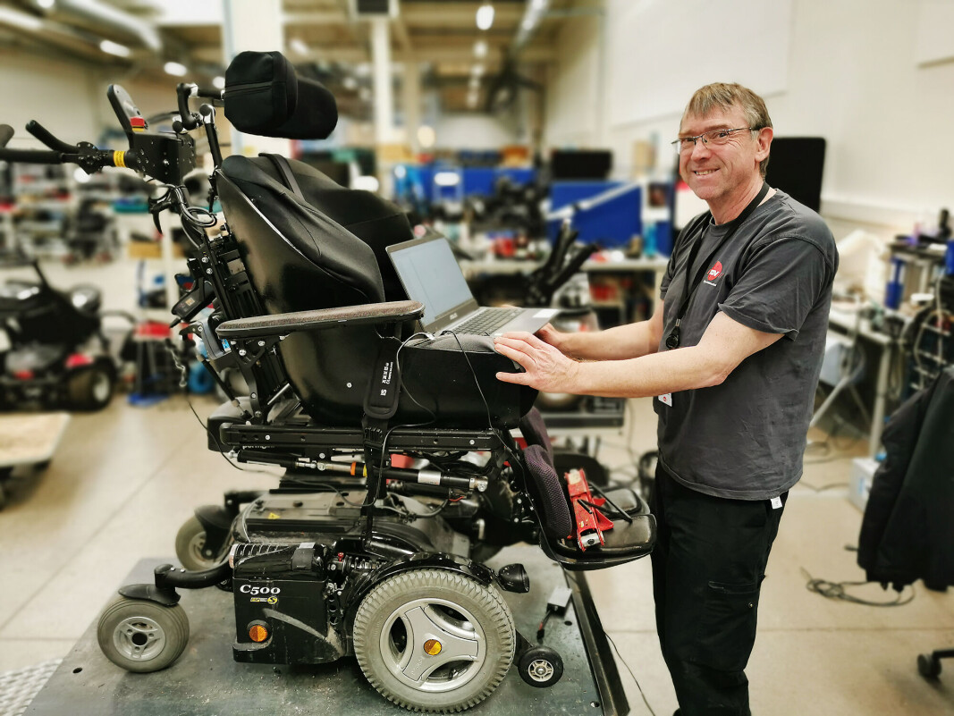 Kjell Berntsen har fartstid fra Flisa radioforretning, Grundig Norge, Philips og sist Senter TV-service før han kom til hjelpemiddelsentralen. Foto: Stian Sønsteng Kjell Berntsen har fartstid fra Flisa radioforretning, Grundig Norge, Philips og sist Senter TV-service før han kom til hjelpemiddelsentralen. Foto: Stian Sønsteng