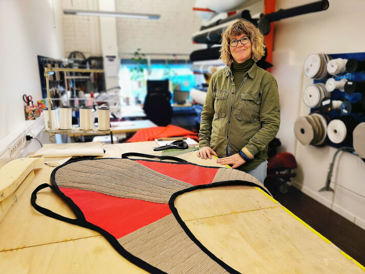 Salmaker Tina Jensen med et løfteseil hun har laget. Foto: Stian Sønsteng Salmaker Tina Jensen med et løfteseil hun har laget. Foto: Stian Sønsteng