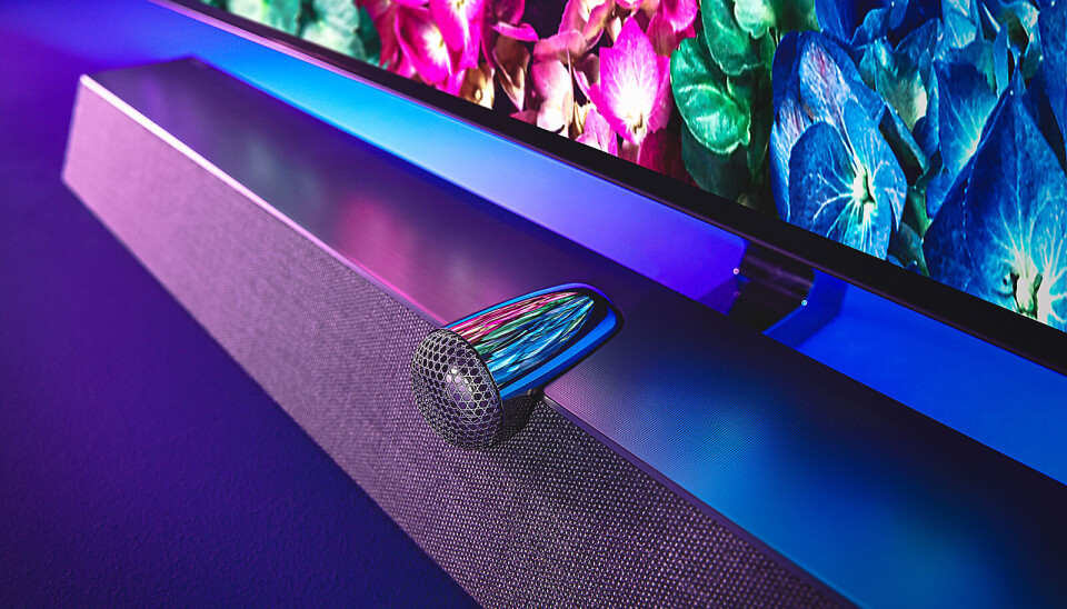 Mange velger å kjøpe en lydplanke til å ha under TVen for bedre lyd, selv om salget falt noe i 2021. Foto: Philips