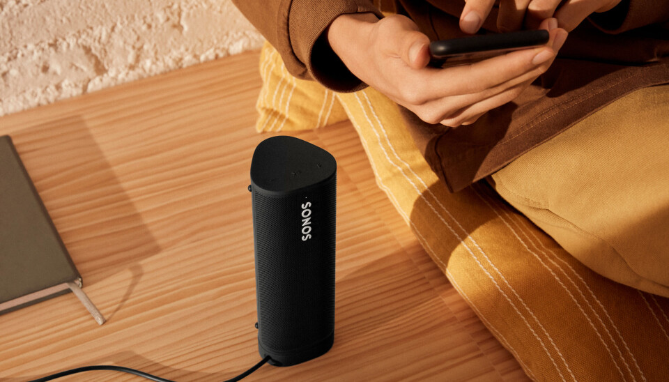 Til Roam/Roam SL kan man kjøpe en trådløs lader som ekstrautstyr. Foto: Sonos