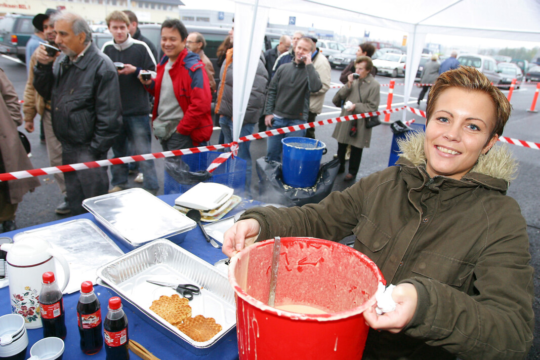 Vafler serveres gjerne i forbindelse med butikkåpninger i bransjen. Her har Tine Larsen bøtta full med vaffelrøre i forbindelse med åpningen av Elkjøp ved Østfoldhallen i Fredrikstad før jul i 2005. Foto: Stian Sønsteng Vafler serveres gjerne i forbindelse med butikkåpninger i bransjen. Her har Tine Larsen bøtta full med vaffelrøre i forbindelse med åpningen av Elkjøp ved Østfoldhallen i Fredrikstad før jul i 2005. Foto: Stian Sønsteng