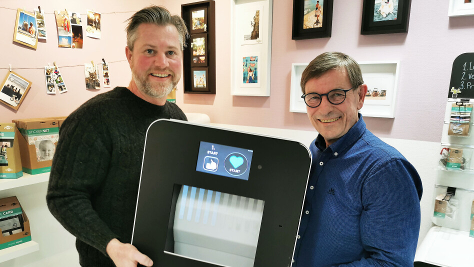 LANSERER FOTOKUBER FOR HANDELEN