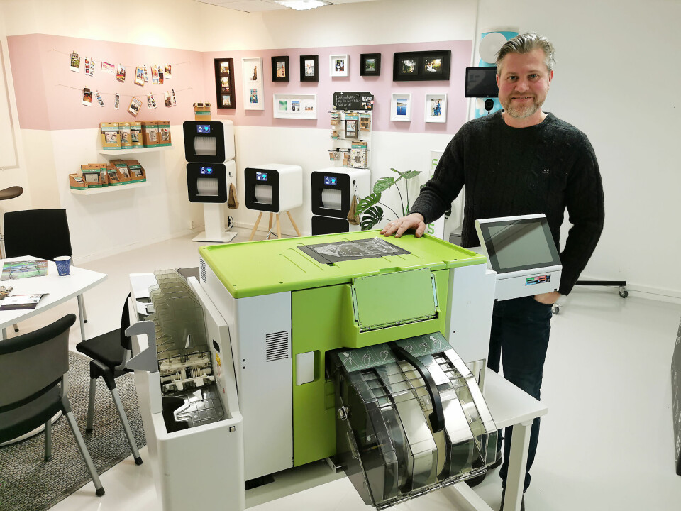 Joachim Furua Hansen er daglig leder og teknisk sjef. Her med en Noritsu-skriver for det profesjonelle fotomarkedet. Foto: Stian Sønsteng