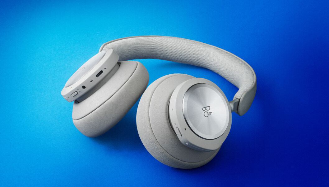 Beoplay Portal (PC/PS) er trukket i lammeskinn og kommer i fargene mørk grå (Black Anthracite), lys grå (Grey Mist, bildet) og blågrå (Navy). Pris: 5.400,- Beoplay Portal (PC/PS) er trukket i lammeskinn og kommer i fargene mørk grå (Black Anthracite), lys grå (Grey Mist, bildet) og blågrå (Navy). Pris: 5.400,-
