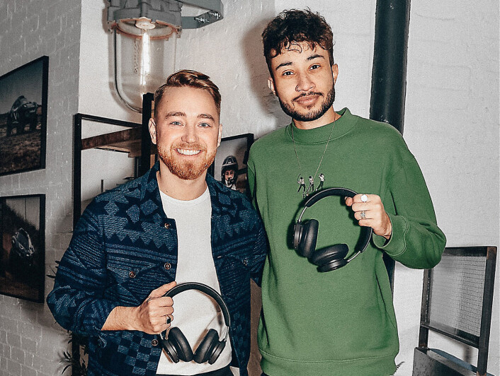 Sondre Barkli (t. v.) sammen med den britiske profilen «FNG», som har 610.000 Youtube-abonnenter, under lanseringen av Beoplay Portal (PC/PS). Foto: Bang & Olufsen Sondre Barkli (t. v.) sammen med den britiske profilen «FNG», som har 610.000 Youtube-abonnenter, under lanseringen av Beoplay Portal (PC/PS). Foto: Bang & Olufsen
