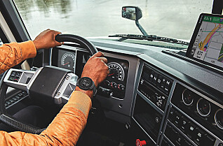Å kjøre langtransport kan være negativt for helsa, men Garmin har lansert treningsklokken Garmin Instinct 2 dēzl, spesielt utviklet for tungtransportsjåføren. Foto: Garmin Å kjøre langtransport kan være negativt for helsa, men Garmin har lansert treningsklokken Garmin Instinct 2 dēzl, spesielt utviklet for tungtransportsjåføren. Foto: Garmin