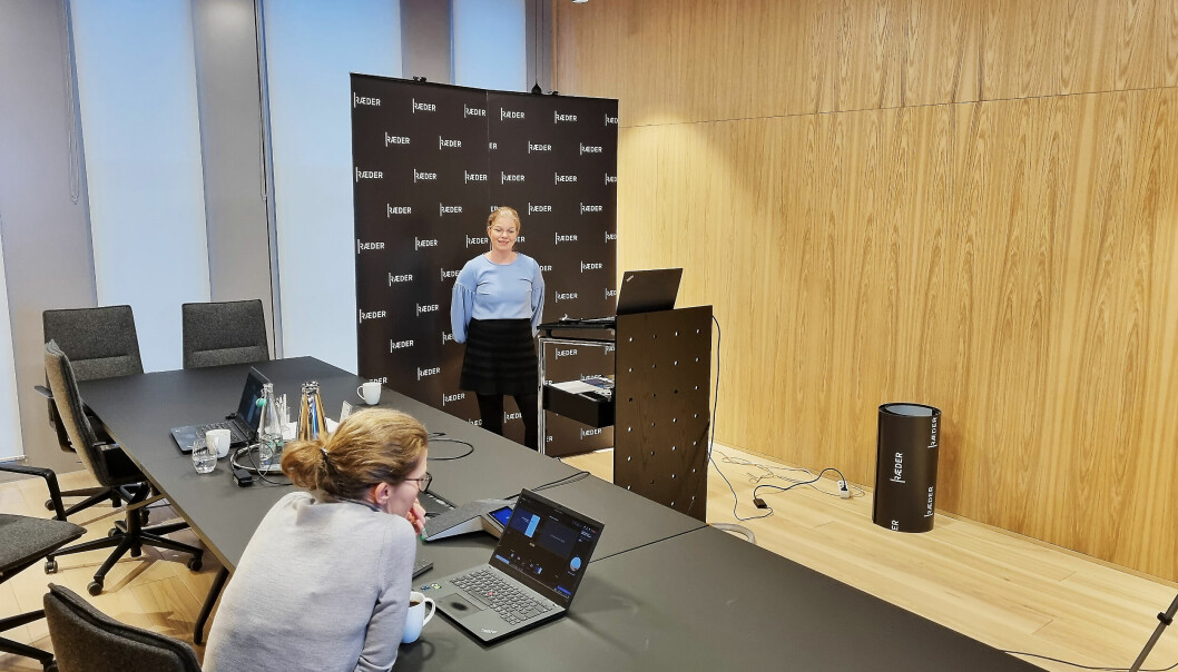 Cathrine Grundtvig fra Advokatfirmaet Ræder holder kurset, mens kollega Eva Dirdal styrer teknikken. Foto: Jan Røsholm