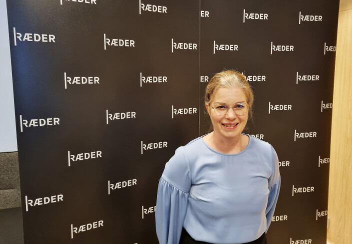 Advokat Cathrine Grundtvig foran bakgrunnsveggen i møterommet som er omgjort til TV-studio. Foto: Jan Røsholm Advokat Cathrine Grundtvig foran bakgrunnsveggen i møterommet som er omgjort til TV-studio. Foto: Jan Røsholm