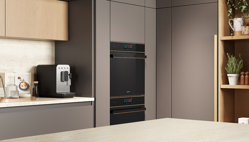 Toppmodellen Smeg Galileo OmniChef i Dolce Stil Novo-linjen har både varme, mikrobølger og damp. På benken den helautomatiske kaffemaskinen BCC02, med melkeskummer. Foto: Smeg Toppmodellen Smeg Galileo OmniChef i Dolce Stil Novo-linjen har både varme, mikrobølger og damp. På benken den helautomatiske kaffemaskinen BCC02, med melkeskummer. Foto: Smeg