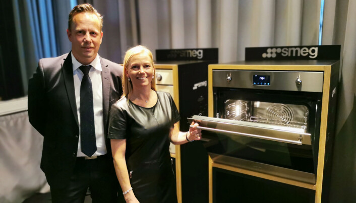 Administrerende direktør Ulrika Theander og salgs- og markedsdirektør Patrik Esperstrand i Smeg Nordic med en av de nye Galileo-ovnene. Foto: Stian Sønsteng Administrerende direktør Ulrika Theander og salgs- og markedsdirektør Patrik Esperstrand i Smeg Nordic med en av de nye Galileo-ovnene. Foto: Stian Sønsteng