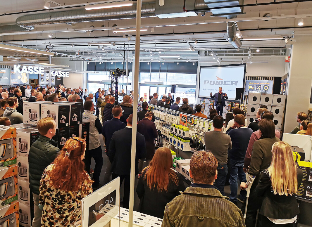 Administrerende direktør Anders Nilsen på scenen foran 170 leverandører og samarbeidspartnere dagen før Power Rud åpnet. Foto: Stian Sønsteng Administrerende direktør Anders Nilsen på scenen foran 170 leverandører og samarbeidspartnere dagen før Power Rud åpnet. Foto: Stian Sønsteng