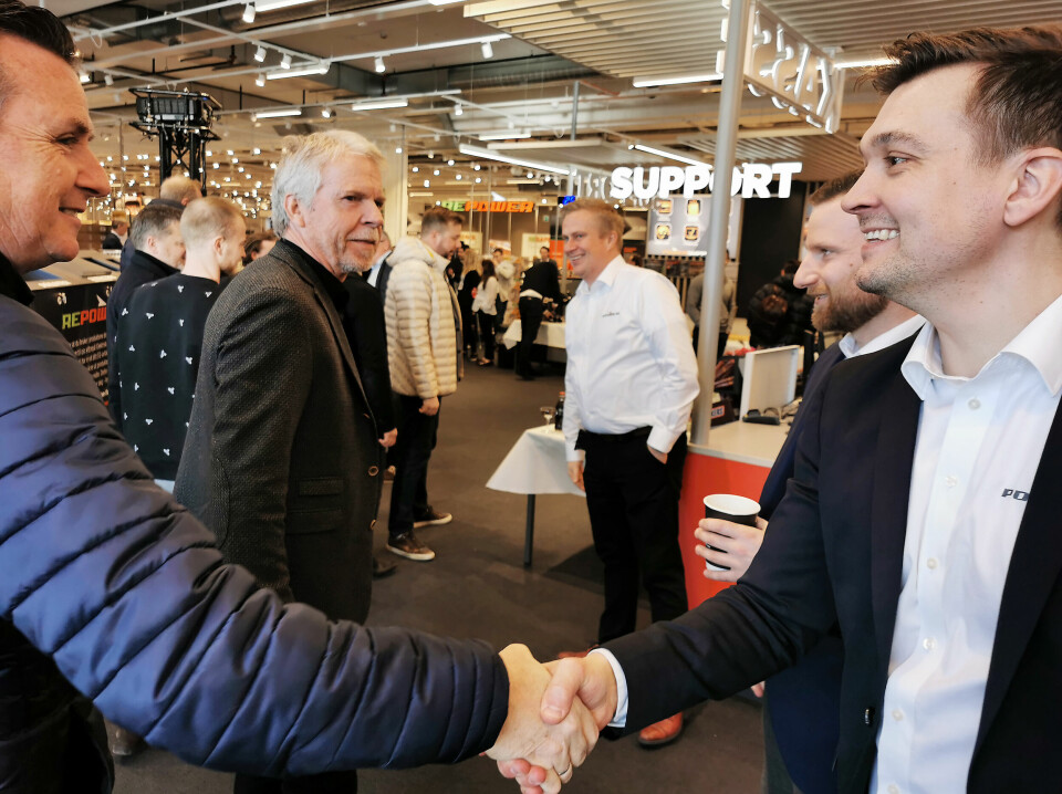 Ragnar Eknes (f. v.) i Gram og Pål Haugen i OmBrukt/Elektronikkbransjen blir tatt imot av Thomas Marthinsen, Stian Gjestang og Joakim Hagen i Power. Foto: Stian Sønsteng