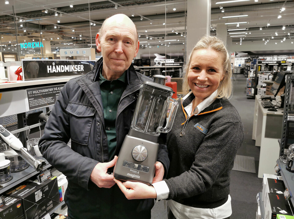Howard Lie i F&H Scandinavia og kategorisjef Kristine Mensner i Power med en blender fra Magimix. Foto: Stian Sønsteng