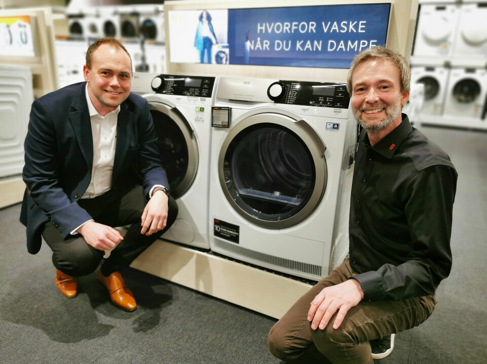 Produktsjef for hvitevarer i Power, Kim Even Vågenes (t. v.), og nøkkelkundesjef Bernt Risøy i Electrolux med vask og tørk i AEGs 8000-serie. Foto: Stian Sønsteng