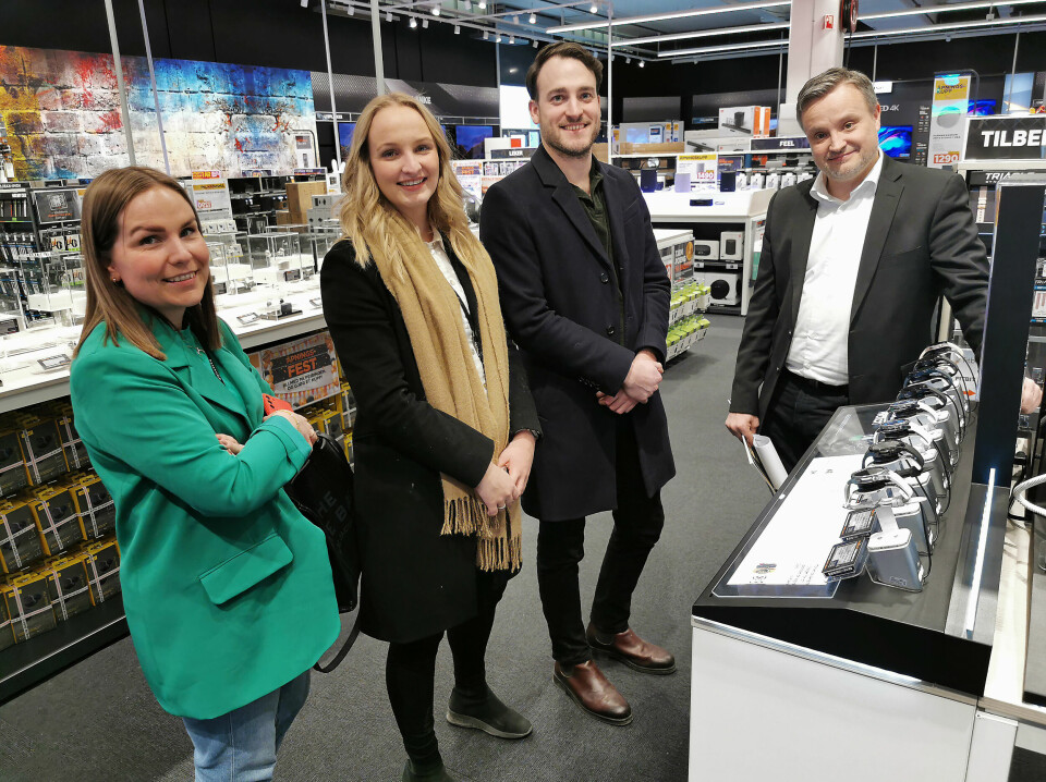 Sandra Torsvik (f. v.), Celina Røste og Andreas Lind i Samsung sammen med kategorisjef Thomas Tønsberg i Power. Foto: Stian Sønsteng