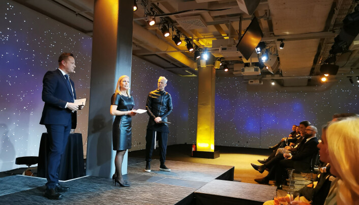 Ulrika Theander og Patrik Esperstrand i Smeg Nordic på scenen i Fotografiska i Stockholm. Til høyre konferansier Fredrik Berling. Foto: Stian Sønsteng Ulrika Theander og Patrik Esperstrand i Smeg Nordic på scenen i Fotografiska i Stockholm. Til høyre konferansier Fredrik Berling. Foto: Stian Sønsteng