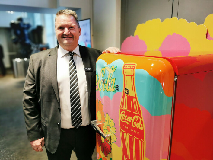 Distrikts- og nøkkelkundesjef Kjell-Magne Edvardsen i Smeg Nordic med Coca Cola-kjøleskapet som kom i et begrenset og nummerert opplag. Foto: Stian Sønsteng