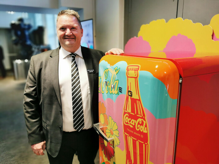 Distrikts- og nøkkelkundesjef Kjell-Magne Edvardsen i Smeg Nordic med Coca Cola-kjøleskapet som kom i et begrenset og nummerert opplag. Foto: Stian Sønsteng Distrikts- og nøkkelkundesjef Kjell-Magne Edvardsen i Smeg Nordic med Coca Cola-kjøleskapet som kom i et begrenset og nummerert opplag. Foto: Stian Sønsteng