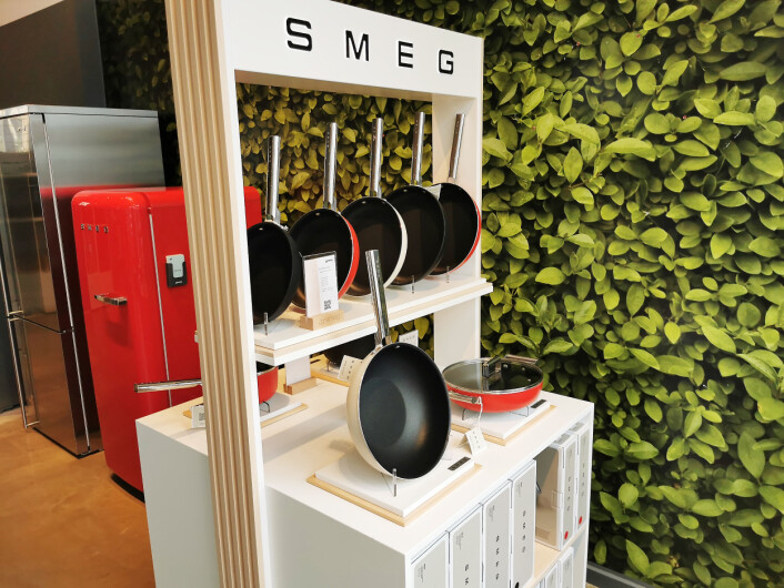 I august 2017 lanserte Smeg kjøkkentøy i Norden. Fra Smegs konseptbutikk i Stockholm. Foto: Stian Sønsteng I august 2017 lanserte Smeg kjøkkentøy i Norden. Fra Smegs konseptbutikk i Stockholm. Foto: Stian Sønsteng