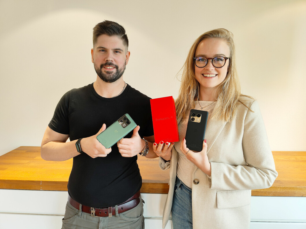 Pontus Jävermyr og Thea Martinsen med OnePlus 10 Pro i de to fargene Emerald Forest og Volcanic Black, fotografert med en OnePlus 10 Pro. Foto: Stian Sønsteng