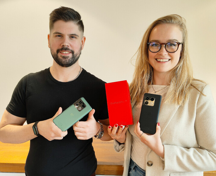 Pontus Jävermyr og Thea Martinsen med OnePlus 10 Pro i de to fargene Emerald Forest og Volcanic Black, fotografert med en OnePlus 10 Pro. Foto: Stian Sønsteng