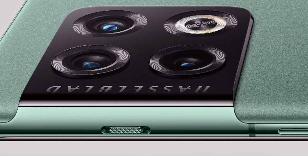 På siden har OnePlus 10 Pro en fysisk bryter, der man kan veksle mellom lydløs, vibrer og ring. Foto: OnePlus På siden har OnePlus 10 Pro en fysisk bryter, der man kan veksle mellom lydløs, vibrer og ring. Foto: OnePlus
