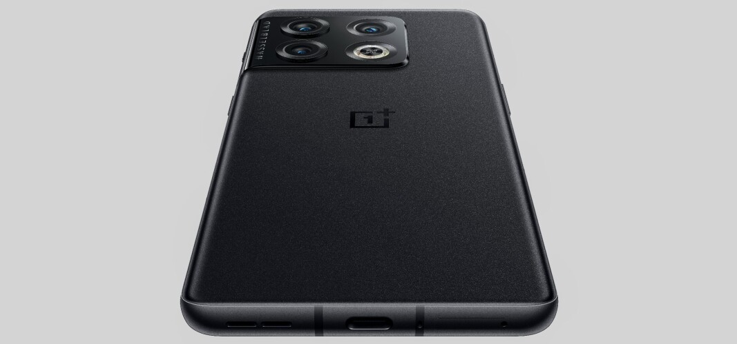 Med USB-C inn lader OnePlus 10 Pro fra 1 til 100 prosent på en halvtime med den medfølgende 80 watts-laderen med USB-A-utgang. Foto: OnePlus Med USB-C inn lader OnePlus 10 Pro fra 1 til 100 prosent på en halvtime med den medfølgende 80 watts-laderen med USB-A-utgang. Foto: OnePlus