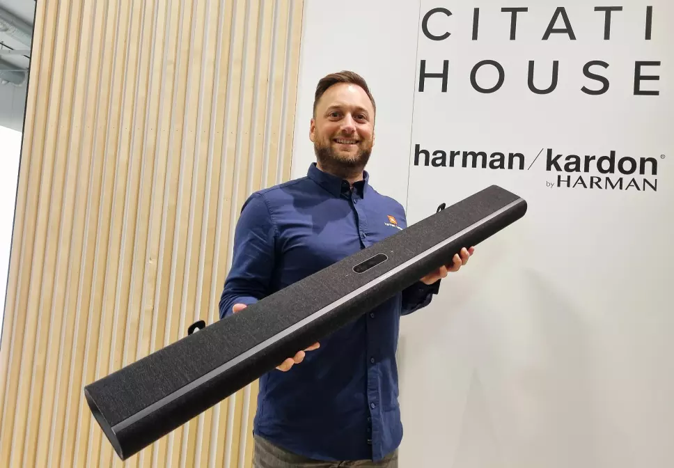Erik Lerseth med den nye lydplanken fra Harman, Citation Multibeam: Foto: Jan Røsholm