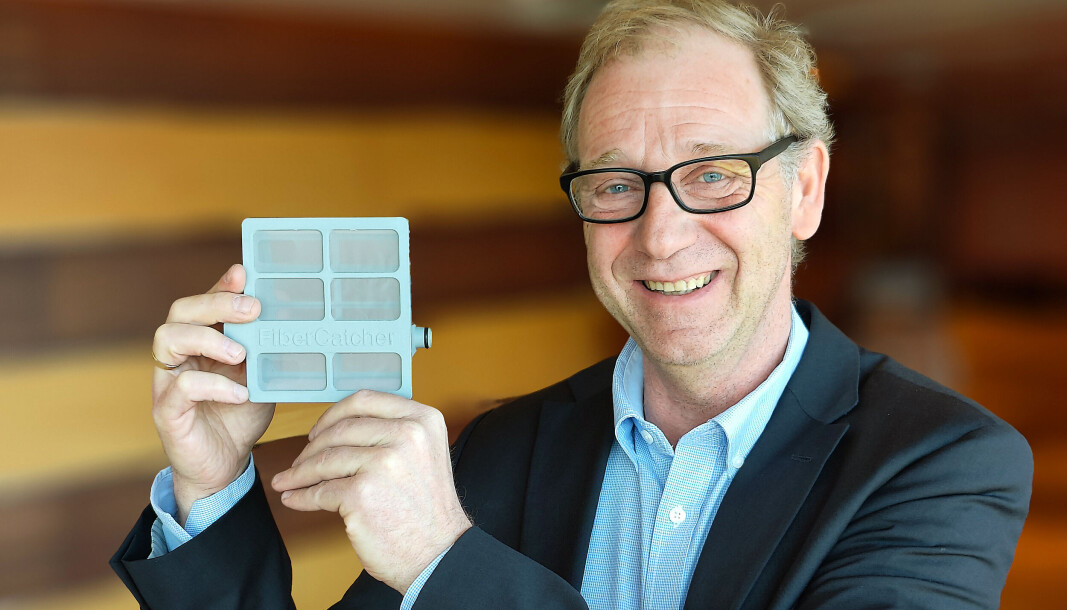 Nordisk servicesjef Per Endsjø i Grundig med FiberCatcher-filteret som skal hindre 90 prosent av mikrofibrene i plast i å havne i avløpet. Foto: Stian Sønsteng Nordisk servicesjef Per Endsjø i Grundig med FiberCatcher-filteret som skal hindre 90 prosent av mikrofibrene i plast i å havne i avløpet. Foto: Stian Sønsteng