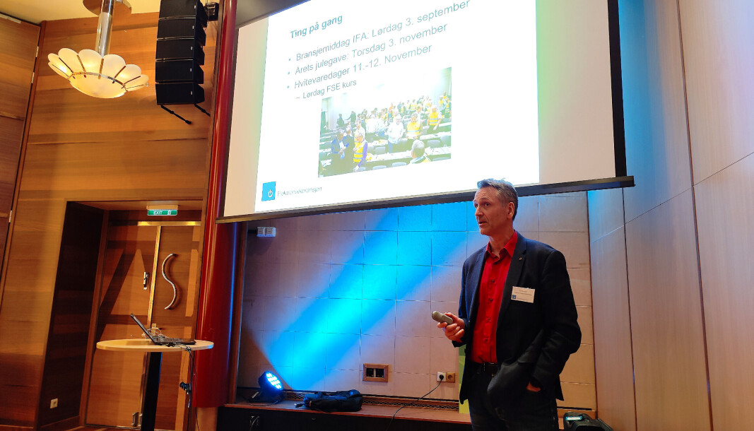 Adm. direktør Jan Røsholm i Stiftelsen Elektronikkbransjen er arrangør og konferansier under Vårkonferansen på Kiel-båten, som årlig arrangeres helgen etter påske. Foto: Stian Sønsteng Adm. direktør Jan Røsholm i Stiftelsen Elektronikkbransjen er arrangør og konferansier under Vårkonferansen på Kiel-båten, som årlig arrangeres helgen etter påske. Foto: Stian Sønsteng