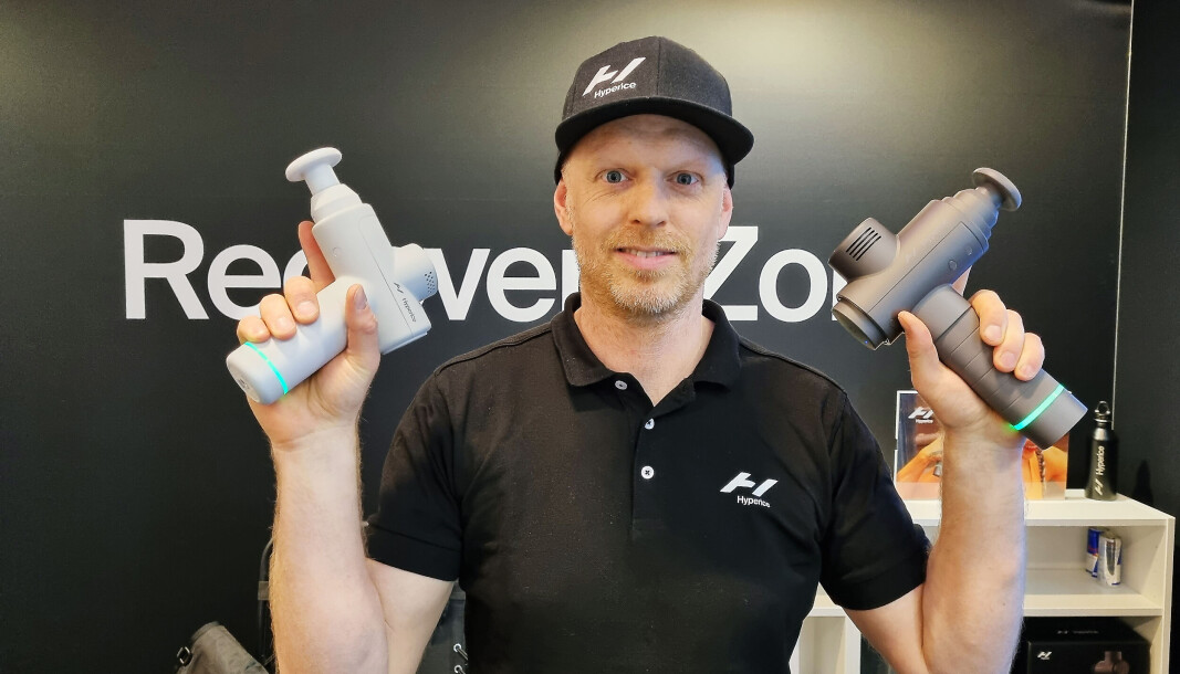 Martin Hahn viser frem massasjepistolen Hypervolt. Foto: Jan Røsholm Martin Hahn viser frem massasjepistolen Hypervolt. Foto: Jan Røsholm