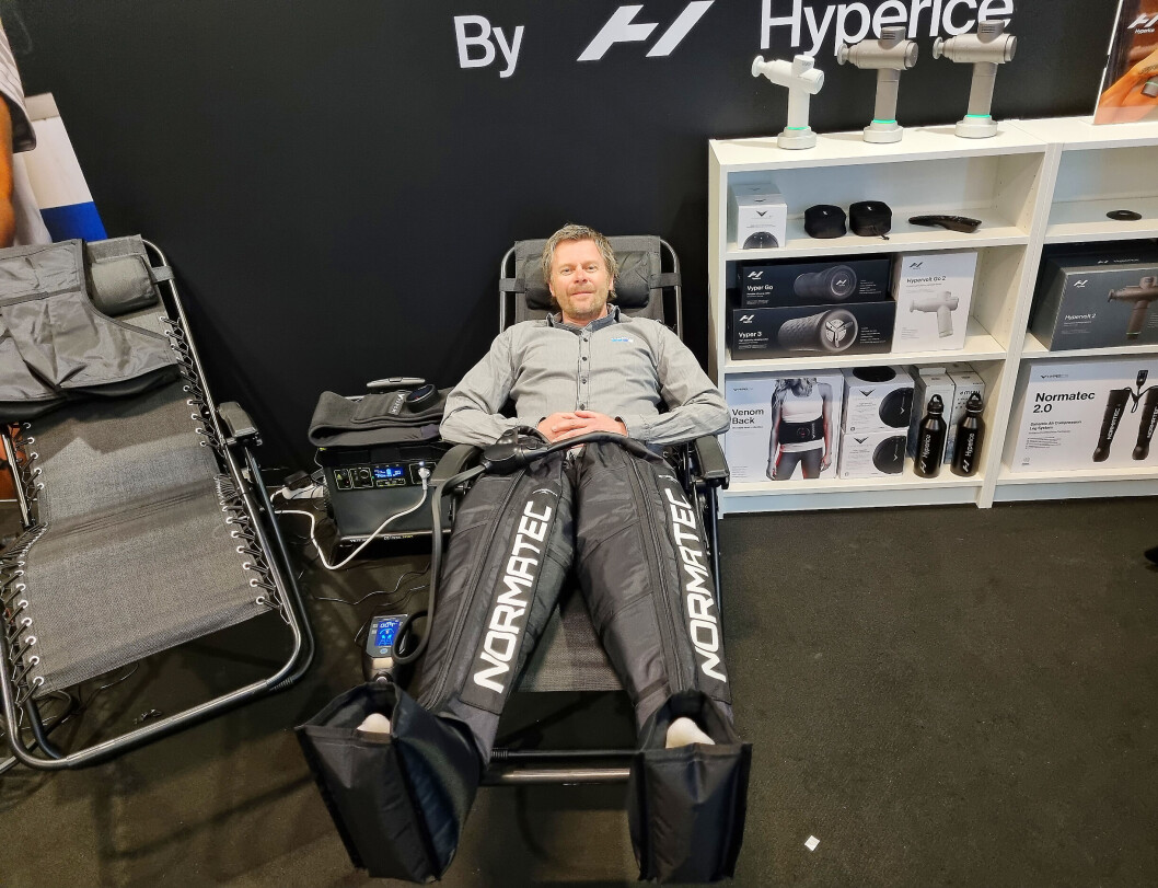 Bent Broklev fra distributøren Response Nordic demonstrerer Hyperice Normatec. Foto: Jan Røsholm Bent Broklev fra distributøren Response Nordic demonstrerer Hyperice Normatec. Foto: Jan Røsholm