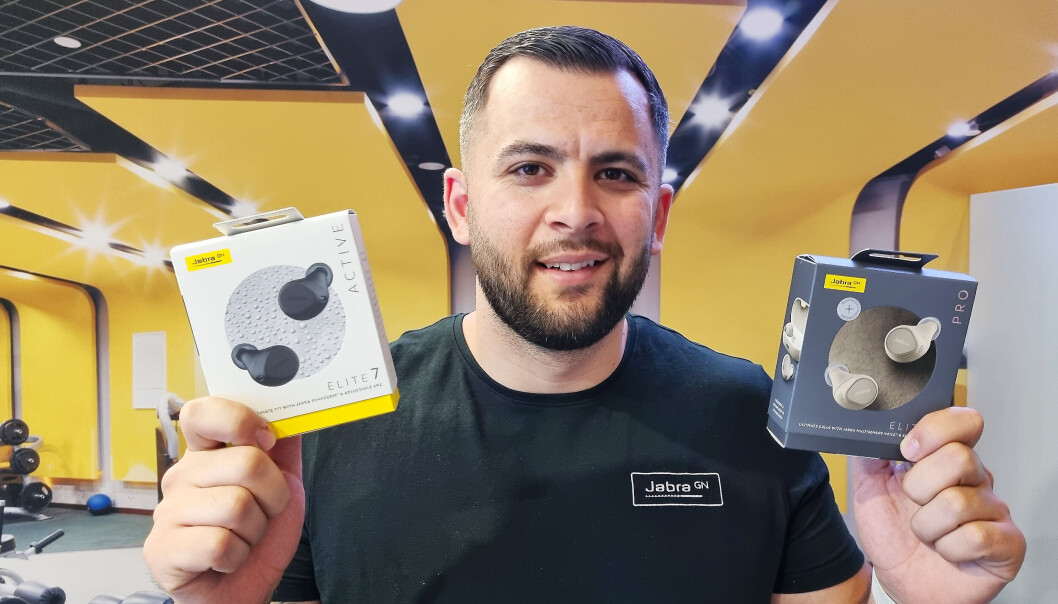Adham Ghanoum fra Jabra Danmark viser øreproppene Elite 7 Active og Elite 7 Pro. Foto: Jan Røsholm Adham Ghanoum fra Jabra Danmark viser øreproppene Elite 7 Active og Elite 7 Pro. Foto: Jan Røsholm