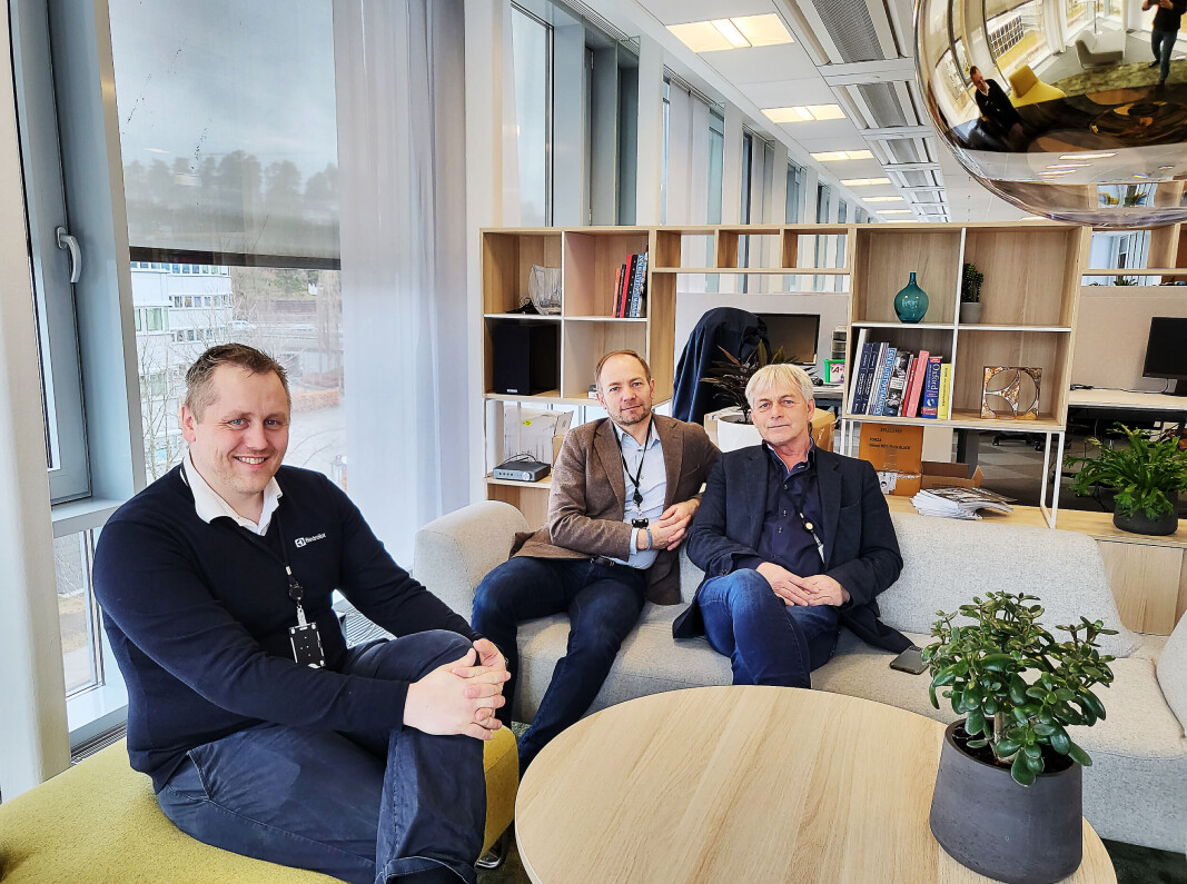 Martin Stenberg, bransjeansvarlig i Electrolux Norge (f.v), Hans-Erik Standal, daglig leder i Electrolux Norge og Leif Eliassen Neksum, opplæringsansvarlig i selskapets sosiale sone. Foto: Marte Ottemo Martin Stenberg, bransjeansvarlig i Electrolux Norge (f.v), Hans-Erik Standal, daglig leder i Electrolux Norge og Leif Eliassen Neksum, opplæringsansvarlig i selskapets sosiale sone. Foto: Marte Ottemo