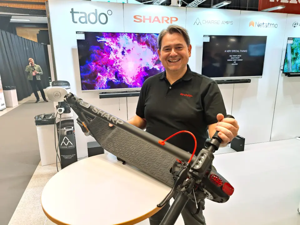 Nordisk salgsdirektør Mac Berggren i Sharp foran Aquos EQ-TVen og den elektriske sparkesykkelen de nå har lansert. Foto: Stian Sønsteng Nordisk salgsdirektør Mac Berggren i Sharp foran Aquos EQ-TVen og den elektriske sparkesykkelen de nå har lansert. Foto: Stian Sønsteng