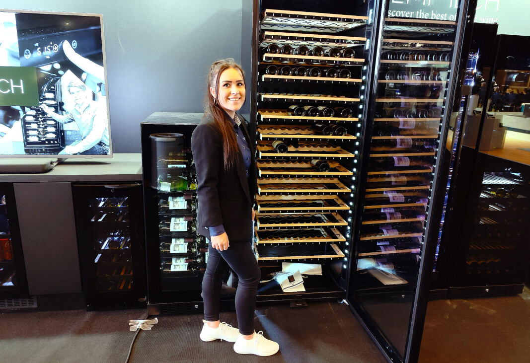 Lisa Mari Evensen i Temptech med vinskapet E-cellar 185 fra La Sommelière. Pris: 69.000,- Foto: Stian Sønsteng Lisa Mari Evensen i Temptech med vinskapet E-cellar 185 fra La Sommelière. Pris: 69.000,- Foto: Stian Sønsteng