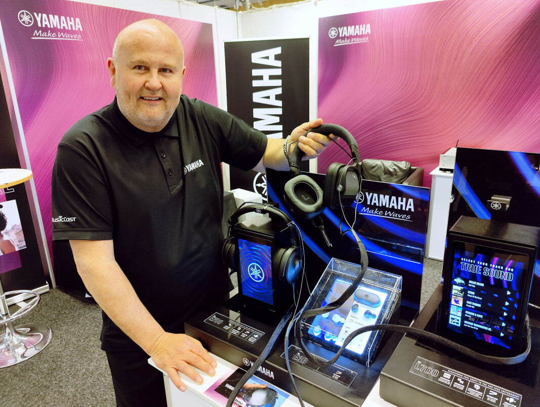 Richard Hauffen i Yamaha med L700 i hånda, til venstre E700. Foto: Stian Sønsteng Richard Hauffen i Yamaha med L700 i hånda, til venstre E700. Foto: Stian Sønsteng