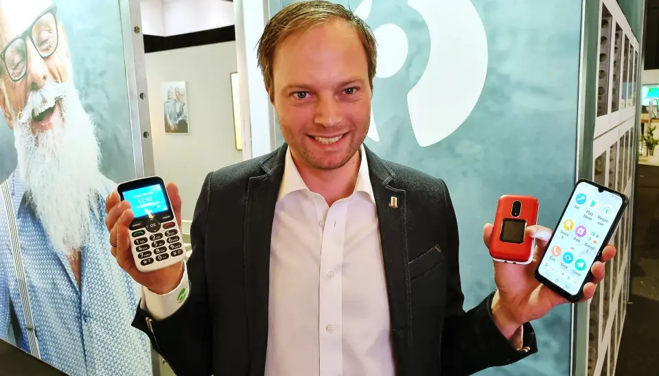 Anders Austad viser frem de nye telefonene fra Doro Foto: Jan Røsholm Anders Austad viser frem de nye telefonene fra Doro Foto: Jan Røsholm