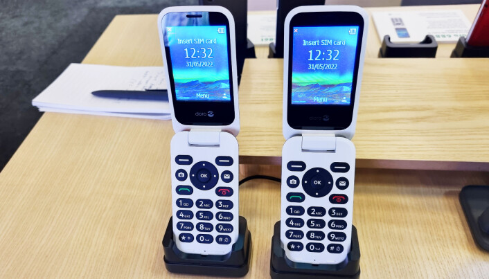 Doro 6881 er en klapptelefon med taster tilpasset seniorer. Foto: Jan Røsholm