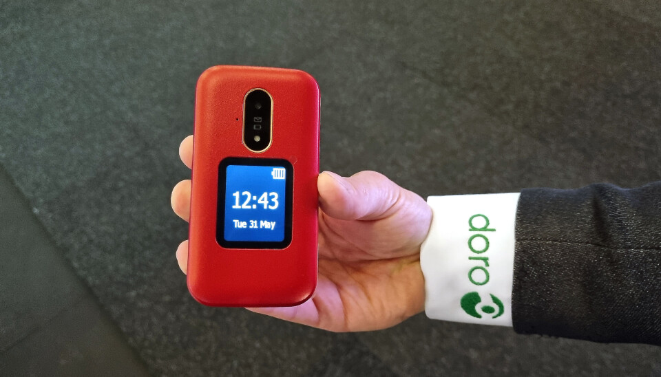Doro 6881 har en liten skjerm på baksiden, slik at brukeren slipper å folde ut telefonen. Foto: Jan Røsholm