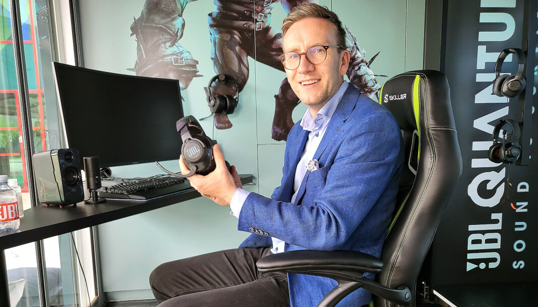 Trond Gulbrandsen demonstrerer JBLs serie med hodetelefoner for gaming. Foto: Marte Ottemo Trond Gulbrandsen demonstrerer JBLs serie med hodetelefoner for gaming. Foto: Marte Ottemo